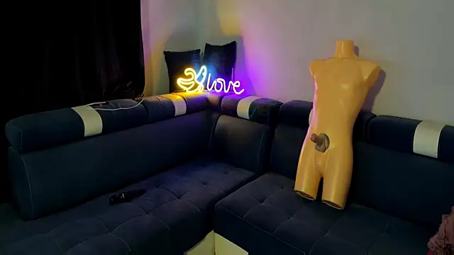 MiliExteraaa online show from December 4, 2025, 9:47 pm