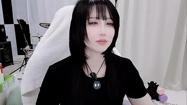 Snapshot of Vaness-a chatting on May 17, 2026, 12:49 pm Vaness-a online show from May 17, 2026, 12:49 pm