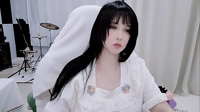 Snapshot of Vaness-a chatting on May 19, 2026, 2:51 am Vaness-a online show from May 19, 2026, 2:51 am