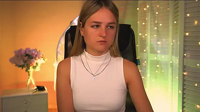 DeboraLarson online show from April 7, 2026, 3:19 am