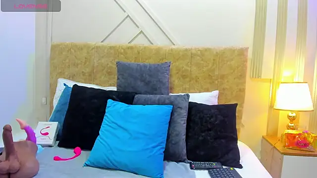 ashley  foxx  online show from November 19, 2025, 1:55 pm