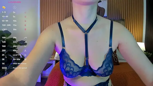 StacyWoods online show from November 7, 2025, 7:51 pm