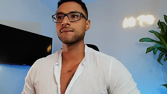 LiamGarcia1 online show from December 19, 2025, 3:25 pm