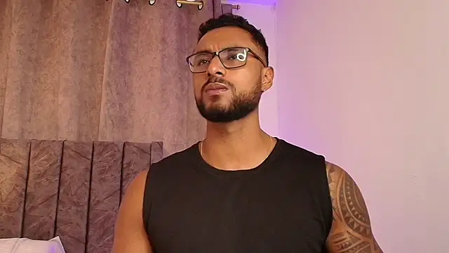 LiamGarcia1 online show from February 7, 2025, 1:43 pm