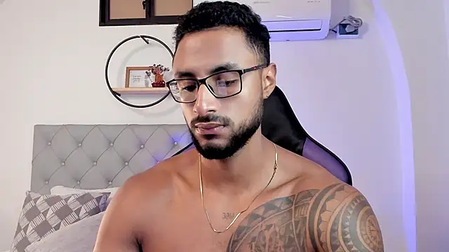 LiamGarcia1 online show from February 20, 2025, 12:25 pm