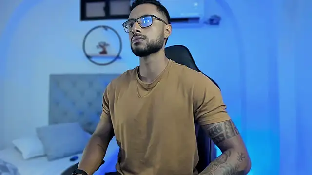 LiamGarcia1 online show from February 10, 2025, 1:33 pm