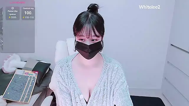 Snapshot of whitelee2 chatting on November 1, 2025, 12:43 pm whitelee2 online show from November 1, 2025, 12:43 pm