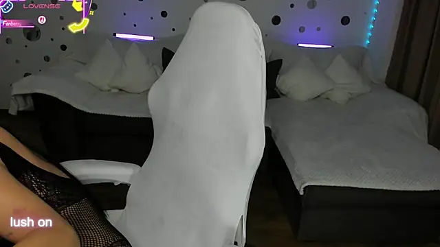 Snapshot of Just_Mira_ chatting on October 27, 2025, 5:19 am Just Mira  online show from October 27, 2025, 5:19 am