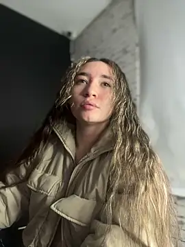 Snapshot of Sophie_LS chatting on March 9, 2025, 4:38 am Sophie LS online show from March 9, 2025, 4:38 am