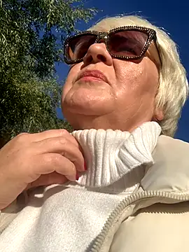 Laura Millf online show from October 9, 2025, 9:32 am