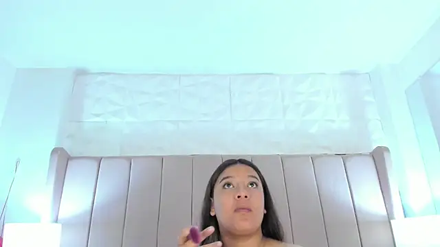 Snapshot of MollyBigBoobs12 chatting on March 1, 2025, 5:09 am MollyBigBoobs12 online show from March 1, 2025, 5:09 am