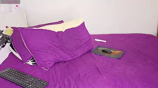 Snapshot of KALE_19 chatting on October 1, 2025, 1:11 am KALE 19 online show from October 1, 2025, 1:11 am