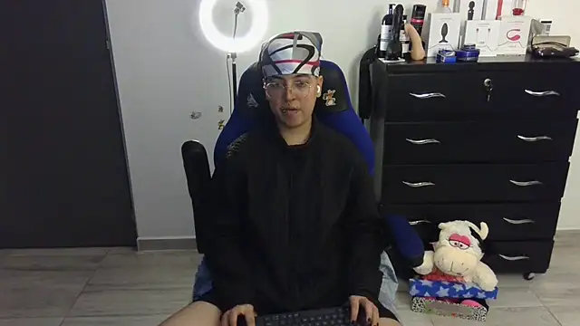 Snapshot of thomascooper7 chatting on March 4, 2025, 1:45 am thomascooper7 online show from March 4, 2025, 1:45 am