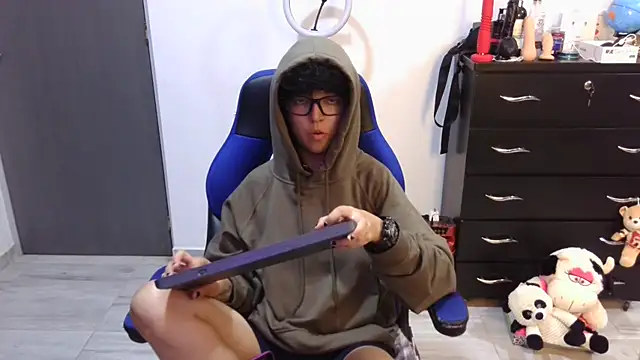 thomascooper7 online show from April 21, 2026, 9:32 pm