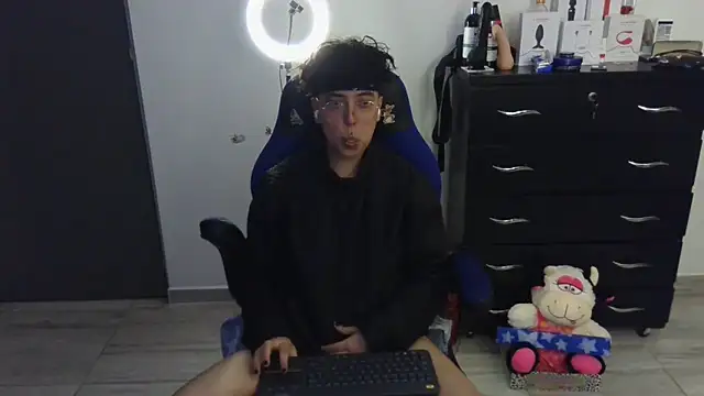 Snapshot of thomascooper7 chatting on March 6, 2025, 12:43 am thomascooper7 online show from March 6, 2025, 12:43 am