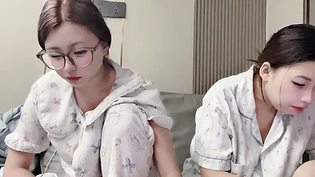 Snapshot of MM_YY_SS chatting on October 21, 2025, 10:03 am MM YY SS online show from October 21, 2025, 10:03 am