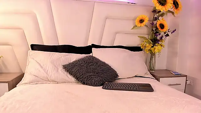 Nessa2905 online show from September 24, 2025, 2:40 am