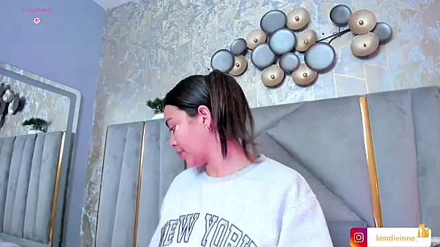 KimDevinne online show from October 4, 2025, 3:30 am