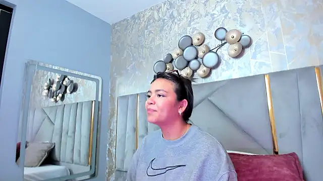 KimDevinne online show from February 11, 2026, 2:33 am