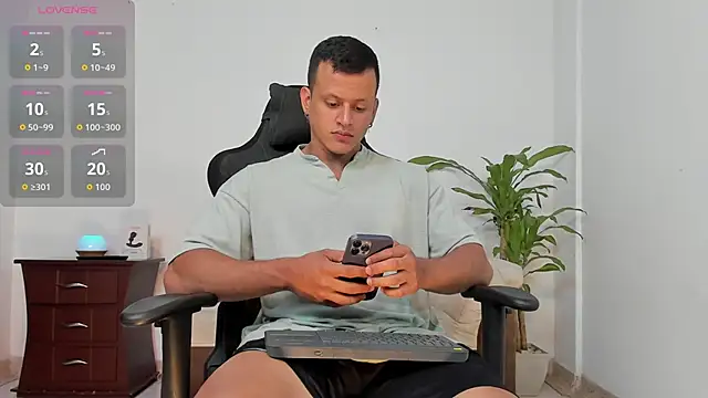 Snapshot of Alex_towers chatting on October 11, 2025, 2:23 am Alex towers online show from October 11, 2025, 2:23 am