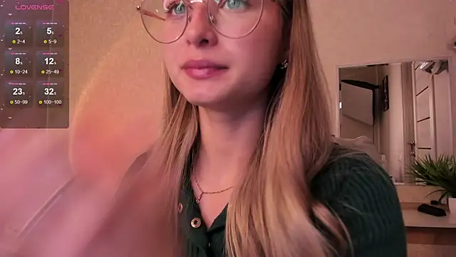 Snapshot of Tiffanyhunt chatting on October 1, 2025, 1:37 pm Tiffanyhunt online show from October 1, 2025, 1:37 pm