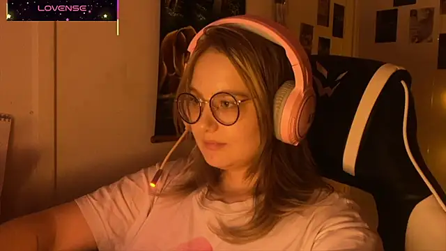 Snapshot of JacyWinslat chatting on October 5, 2025, 8:43 pm JacyWinslat online show from October 5, 2025, 8:43 pm