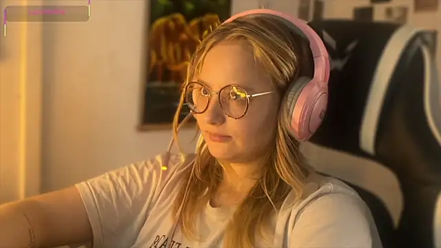 Snapshot of JacyWinslat chatting on September 18, 2025, 2:20 pm JacyWinslat online show from September 18, 2025, 2:20 pm