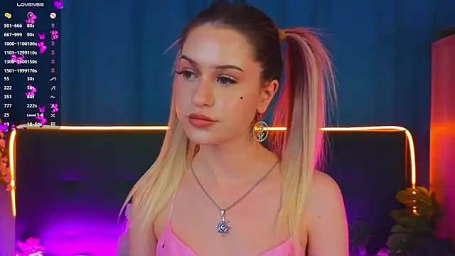 Snapshot of AlinaWalters chatting on October 18, 2025, 10:01 pm AlinaWalters online show from October 18, 2025, 10:01 pm