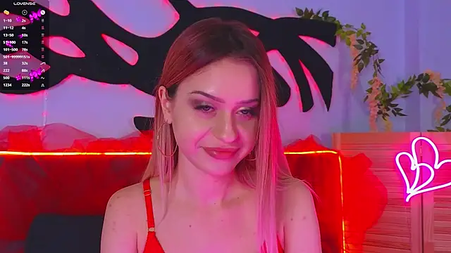 Snapshot of AlinaWalters chatting on October 3, 2025, 8:32 pm AlinaWalters online show from October 3, 2025, 8:32 pm