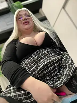 Snapshot of VladaWhite chatting on February 7, 2025, 8:01 am VladaWhite online show from February 7, 2025, 8:01 am