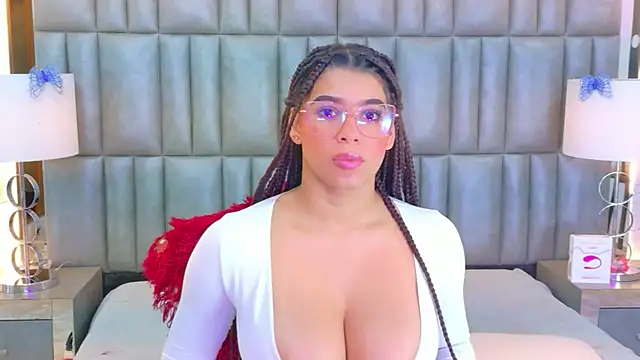 Snapshot of TiaraRosse chatting on February 15, 2026, 8:02 am TiaraRosse online show from February 15, 2026, 8:02 am