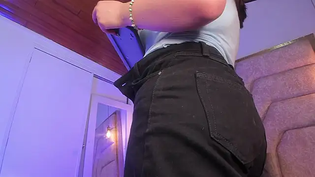 Snapshot of EmaJames25 chatting on February 18, 2026, 7:21 pm EmaJames25 online show from February 18, 2026, 7:21 pm