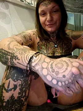 lizzardqueeen online show from October 19, 2025, 2:03 am