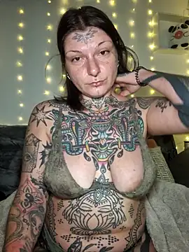 lizzardqueeen online show from December 23, 2025, 7:18 am