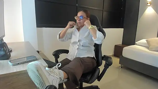 Snapshot of alma_fenix chatting on October 10, 2025, 12:28 pm alma fenix online show from October 10, 2025, 12:28 pm