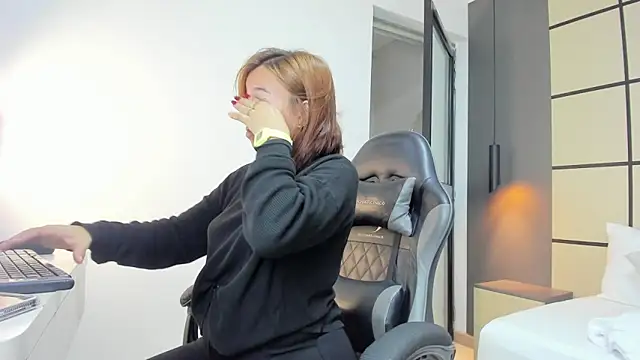 Snapshot of alma_fenix chatting on September 29, 2025, 12:22 pm alma fenix online show from September 29, 2025, 12:22 pm