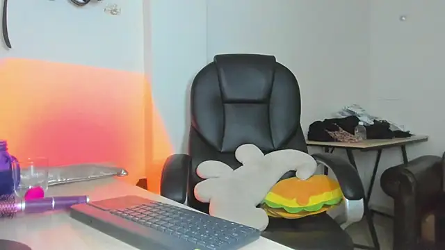 alma fenix online show from April 3, 2026, 2:40 am