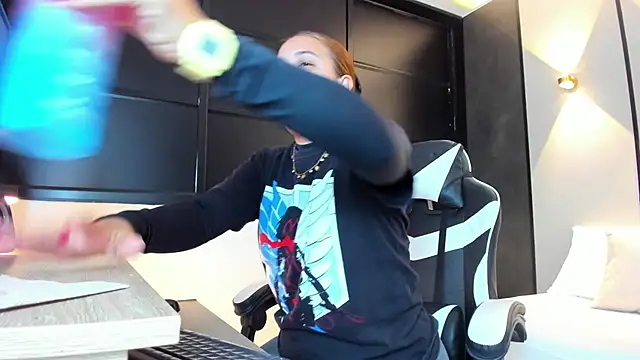 Snapshot of alma_fenix chatting on October 15, 2025, 12:35 pm alma fenix online show from October 15, 2025, 12:35 pm