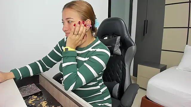 Snapshot of alma_fenix chatting on September 27, 2025, 12:33 pm alma fenix online show from September 27, 2025, 12:33 pm