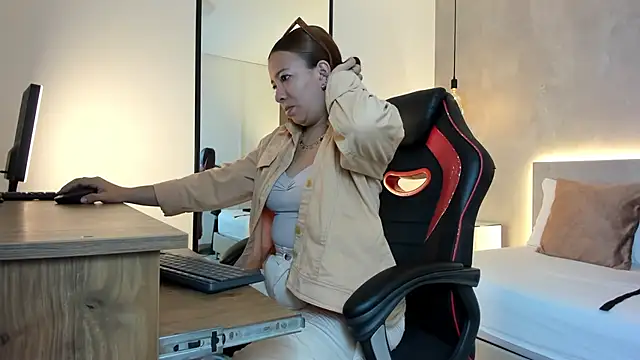 Snapshot of alma_fenix chatting on October 21, 2025, 12:26 pm alma fenix online show from October 21, 2025, 12:26 pm