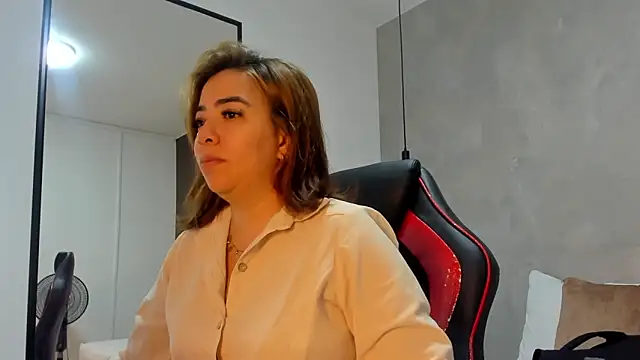 Snapshot of alma_fenix chatting on October 27, 2025, 12:28 pm alma fenix online show from October 27, 2025, 12:28 pm