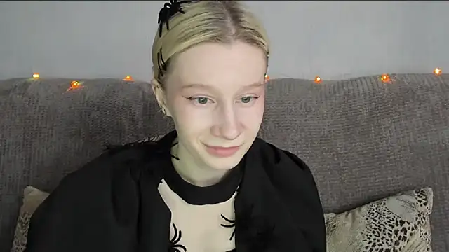 Snapshot of EnigmaSee chatting on November 2, 2025, 5:45 am EnigmaSee online show from November 2, 2025, 5:45 am