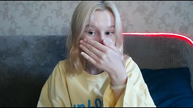 Snapshot of EnigmaSee chatting on October 3, 2025, 8:27 am EnigmaSee online show from October 3, 2025, 8:27 am