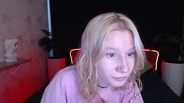 Snapshot of EnigmaSee chatting on October 2, 2025, 8:29 am EnigmaSee online show from October 2, 2025, 8:29 am