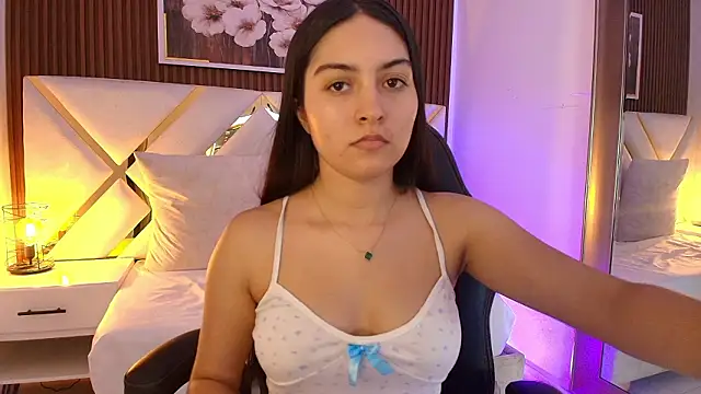 Snapshot of Emelie_Ch1 chatting on January 18, 2026, 3:32 am Emelie Ch1 online show from January 18, 2026, 3:32 am