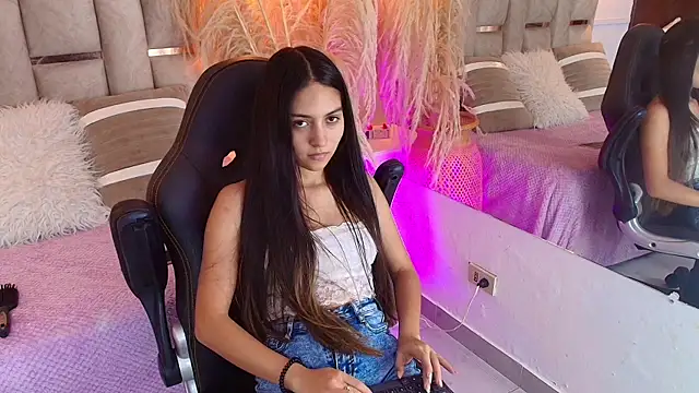 Snapshot of Emelie_Ch1 chatting on January 11, 2025, 6:45 am Emelie Ch1 online show from January 11, 2025, 6:45 am