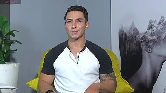 Snapshot of Ryan_Hunt chatting on September 23, 2025, 6:15 pm Ryan Hunt online show from September 23, 2025, 6:15 pm