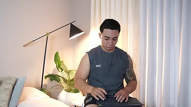 Snapshot of Ryan_Hunt chatting on October 29, 2025, 12:04 pm Ryan Hunt online show from October 29, 2025, 12:04 pm