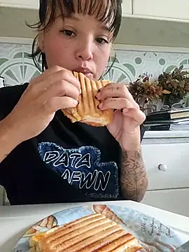 Snapshot of LorenRosse chatting on October 9, 2025, 4:24 am LorenRosse online show from October 9, 2025, 4:24 am