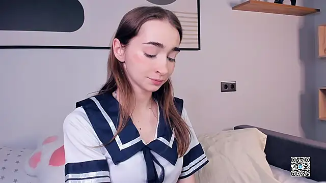 Snapshot of PollyBeev chatting on September 15, 2025, 7:42 am PollyBeev online show from September 15, 2025, 7:42 am